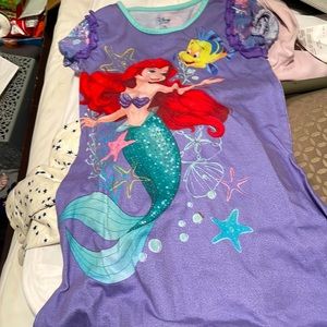 I’m selling a night shirt/ outfit and the brand is Disney and there size is 7/8